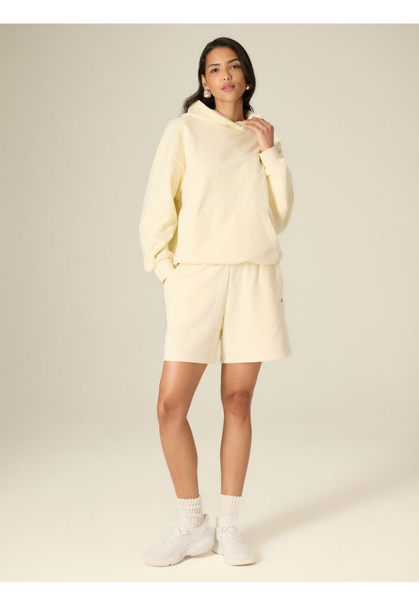 4f - 4F Bluza dresowa loose z kapturem damska - żółta S. Okazja: na co dzień, na spacer. Typ kołnierza: kaptur. Kolor: żółty. Materiał: dresówka. Styl: sportowy, casual