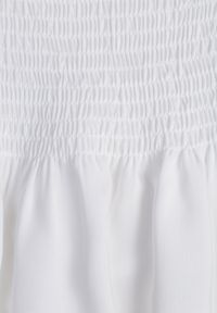 Born2be - Biała Bawełniana Sukienka z Hiszpańskim Dekoltem z Szerokimi Falbanami na Dole Bliria. Okazja: na co dzień, na spacer. Typ kołnierza: dekolt hiszpanka. Kolor: biały. Materiał: bawełna. Sezon: lato. Typ sukienki: rozkloszowane. Styl: wakacyjny, casual, elegancki #2