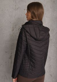 Renee - Czarna Kurtka Przejściowa z Pikowaniem i Odpinanym Kapturem Edielitia. Okazja: na co dzień. Typ kołnierza: kaptur. Kolor: czarny. Materiał: nylon, jeans. Styl: casual #8