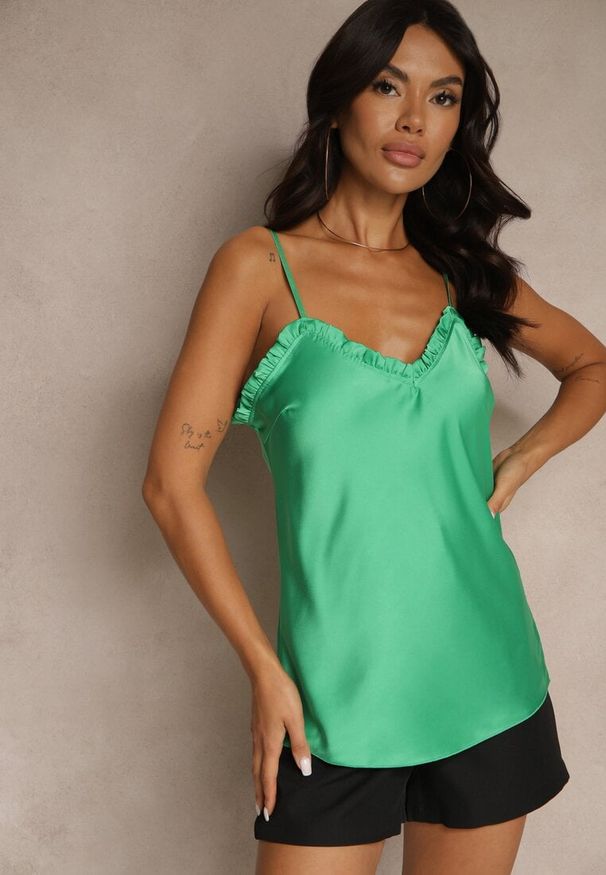 Renee - Zielony Top na Ramiączkach Zdobiony Koronkową Aplikacją Filorrea. Okazja: na co dzień. Typ kołnierza: dekolt w serek. Kolor: zielony. Materiał: koronka. Długość rękawa: na ramiączkach. Wzór: aplikacja. Styl: casual, elegancki