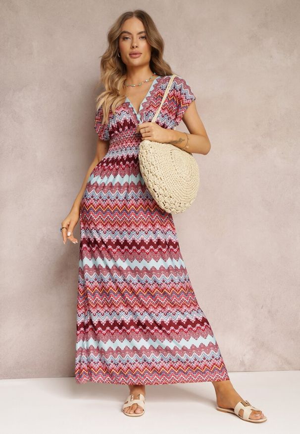 Renee - Bordowa Wzorzysta Sukienka Maxi z Gumką w Talii i Rozkloszowanym Dołem Noareya. Okazja: na co dzień. Kolor: czerwony. Typ sukienki: proste, kopertowe. Styl: casual. Długość: maxi