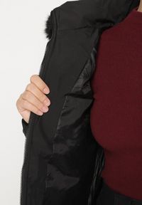 Born2be - Czarna Klasyczna Kurtka z Pikowanymi Przeszyciami i Kapturem z Futerkiem Raffisa. Okazja: na co dzień. Kolekcja: plus size. Kolor: czarny. Materiał: futro. Styl: klasyczny #3