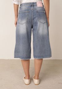 Born2be - Niebieskie Jeansowe Szorty Casual o Kroju Typu Bermudy z Bawełną Pheradia. Okazja: na co dzień. Kolor: niebieski. Materiał: jeans, bawełna. Długość: krótkie. Sezon: lato. Styl: casual #4