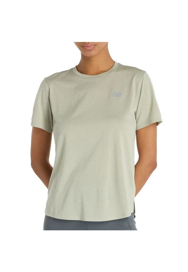 Koszulka damska New Balance WT41253GSH - zielona. Kolor: zielony. Materiał: poliester. Długość rękawa: krótki rękaw. Długość: krótkie. Sezon: lato. Sport: fitness