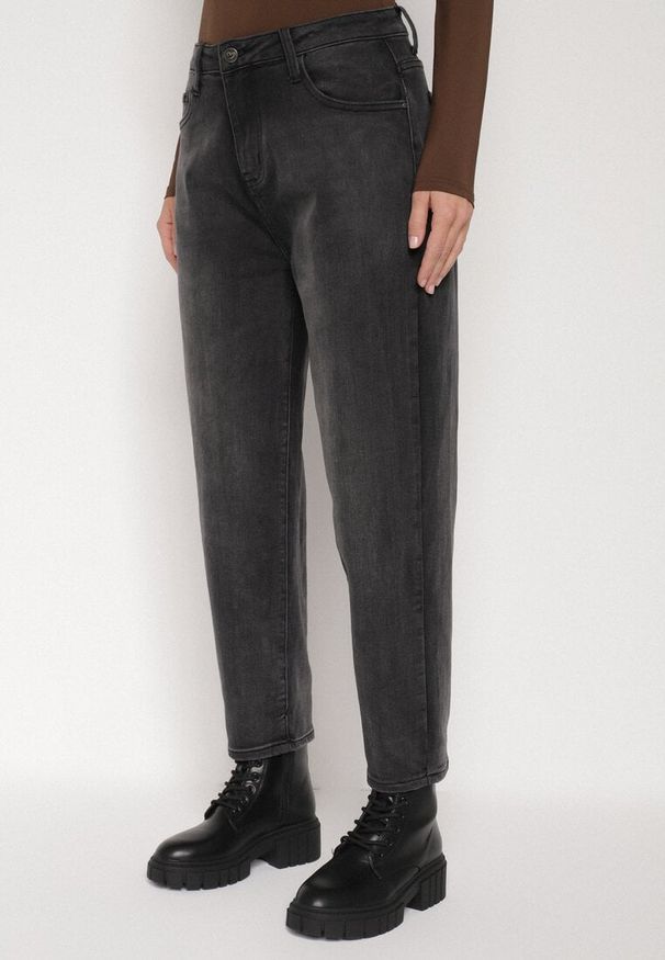 Born2be - Szare Jeansy o Kroju Mom Fit z Wysokim Stanem Ralerra. Okazja: na co dzień. Stan: podwyższony. Kolor: szary. Wzór: gładki. Styl: casual, elegancki