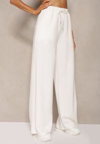 Renee - Białe Spodnie Dresowe High Waist z Gumką w Talii Tiamalie. Okazja: na co dzień. Stan: podwyższony. Kolor: biały. Materiał: dresówka. Wzór: aplikacja. Styl: casual #3