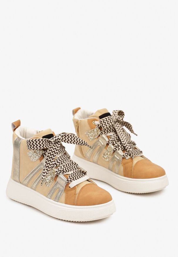 Born2be - Ciemnobeżowe Sneakersy na Platformie w Streetwearowym Stylu z Kontrastowymi Wstawkami Kaithana. Nosek buta: okrągły. Zapięcie: zamek. Kolor: beżowy. Materiał: materiał. Obcas: na platformie. Wysokość obcasa: niski