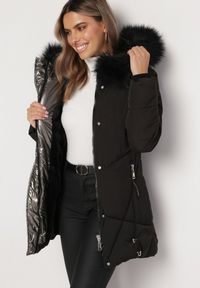 Born2be - Czarna Pikowana Kurtka o Przedłużonym Fasonie z Kapturem i Futerkiem Valora. Typ kołnierza: kaptur. Kolor: czarny. Materiał: futro #4