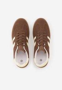 Renee - Brązowo-Żółte Casualowe Sneakersy na Płaskiej Podeszwie z Paskami Jereria. Okazja: na co dzień. Zapięcie: pasek. Kolor: brązowy. Materiał: jeans. Obcas: na płaskiej podeszwie #3