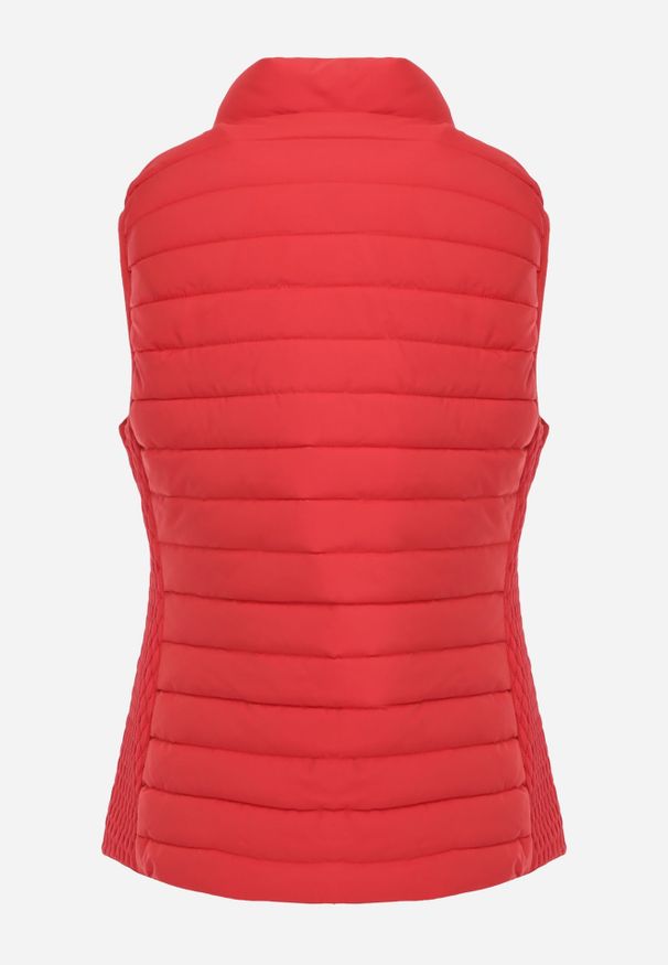 Renee - Czerwona Kamizelka ze Stójką z Pikowaniem i Kieszeniami Valoreth. Okazja: na spotkanie biznesowe, na co dzień. Typ kołnierza: kołnierzyk stójkowy. Kolor: czerwony. Styl: elegancki, biznesowy, klasyczny, casual