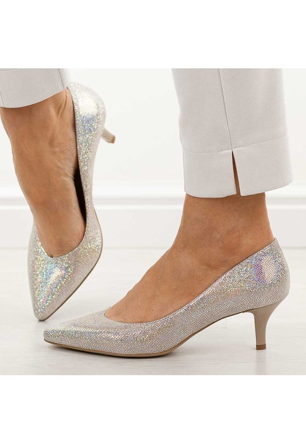 Multi s95 skórzane Polskie czółenka damskie na obcasie Prestige 2105/szpX. Okazja: na spotkanie biznesowe, na ślub cywilny, na wesele, na imprezę. Kolor: srebrny. Materiał: skóra. Szerokość cholewki: normalna. Obcas: na obcasie. Styl: glamour, biznesowy, elegancki, klasyczny, wizytowy. Wysokość obcasa: średni