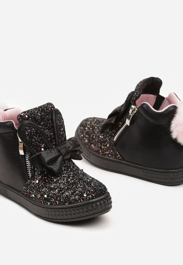 Born2be - Czarne Botki na Ukrytym Koturnie z Brokatem Kokardą i Futrzanym Pomponem Mazidra. Okazja: na imprezę, na co dzień. Kolor: czarny. Materiał: futro. Styl: casual