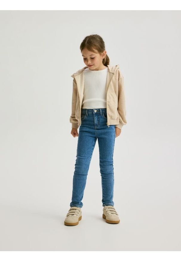 Reserved - Jeansy slim fit z guzikiem w serce - niebieski. Kolor: niebieski