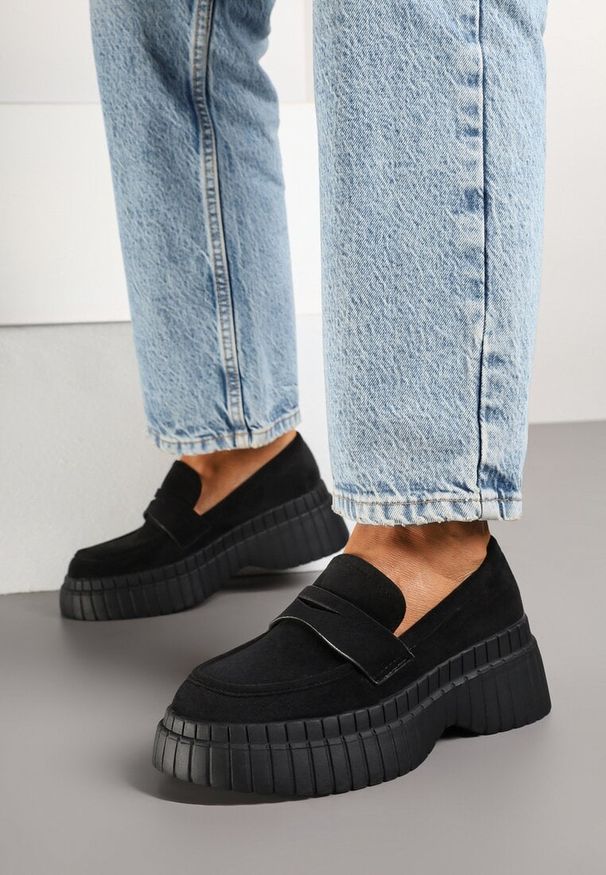 Born2be - Czarne Mokasyny na Grubej Tłoczonej Podeszwie z Ozdobnym Paskiem Fonamia. Okazja: na co dzień. Zapięcie: pasek. Kolor: czarny. Materiał: jeans. Obcas: na platformie. Styl: casual, elegancki, klasyczny