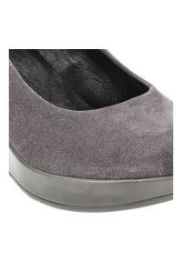 Czółenka damskie Karino, na wysokim koturnie eleganckie skórzane zamszowe wygodne z okrągłym noskiem, szare, 1224-002-P. Okazja: na co dzień. Nosek buta: okrągły. Kolor: szary. Materiał: welur, skóra, zamsz. Obcas: na koturnie. Styl: elegancki #4