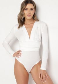 Born2be - Białe Body z Głębokim Dekoltem i Marszczeniem w Talii Ilabra. Kolor: biały. Materiał: tkanina