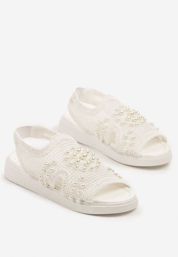 Born2be - Białe Siateczkowe Sandały Ozdobione Perłami Lisannea. Okazja: na co dzień. Kolor: biały. Wzór: aplikacja. Sezon: lato. Styl: elegancki, boho, casual