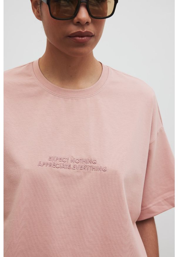 Marsala - T-shirt typu oversize z HAFTEM w kolorze COTTONE ROSE - RUST. Materiał: elastan, dzianina, bawełna. Wzór: haft. Styl: elegancki, klasyczny