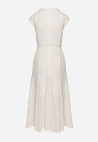 Born2be - Biała Rozkloszowana Sukienka z Ażurowym Wzorem i Paskiem Galindella. Kolor: biały. Wzór: ażurowy. Styl: klasyczny #5