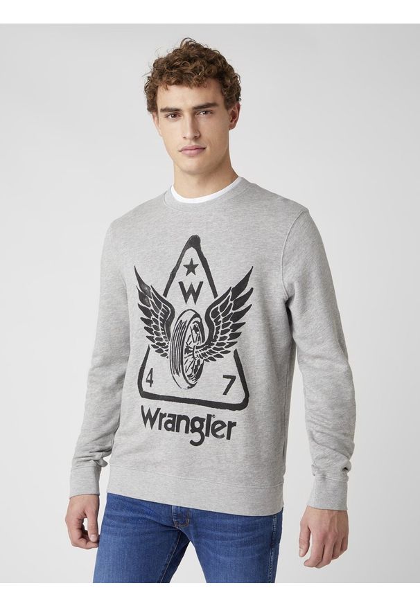 Wrangler - MĘSKA BLUZA WRANGLER GRAPHIC CREW MID GREY MEL W6E2HAX37 112130726. Okazja: na imprezę, na co dzień. Materiał: jeans, bawełna. Wzór: kolorowy, aplikacja, nadruk, napisy. Styl: klasyczny, casual