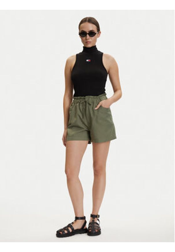 Tommy Jeans Szorty materiałowe DW0DW22227 Zielony ciemny Regular Fit. Kolor: zielony. Materiał: len