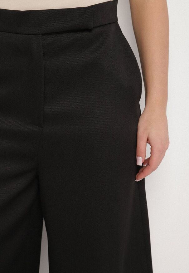 Born2be - Czarne Spodnie Kuloty w Garniturowym Stylu Adevina. Okazja: na spacer, na co dzień, na spotkanie biznesowe. Kolor: czarny. Styl: casual, biznesowy, elegancki, klasyczny