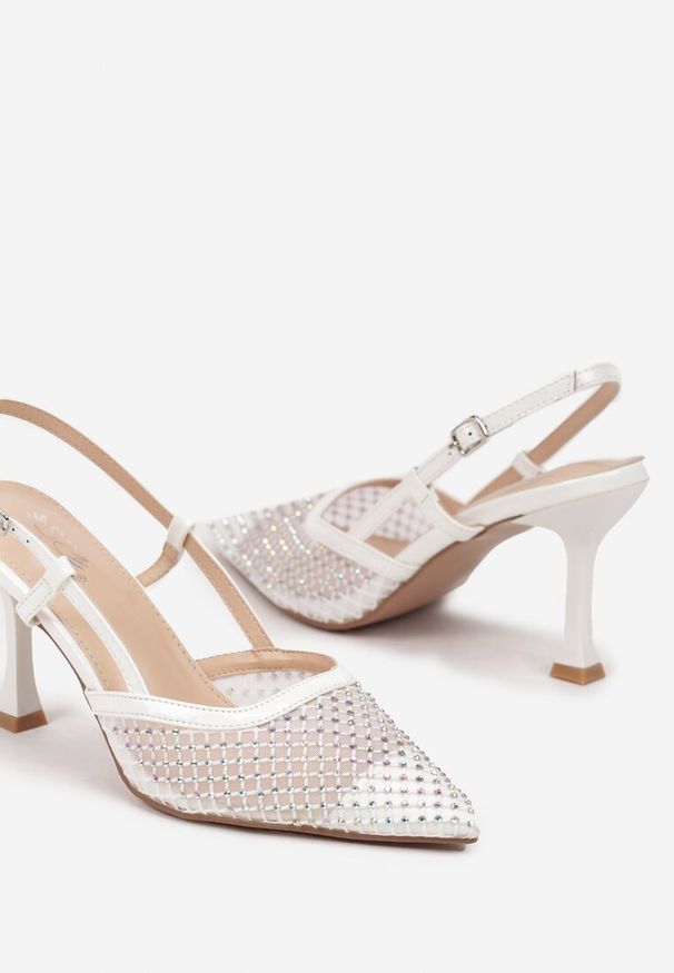 Renee - Białe Sandały na Szpilce z Odkrytą Piętą Siateczką i Cyrkoniami Arilen. Okazja: na co dzień. Kolor: biały. Materiał: jeans. Obcas: na szpilce. Styl: casual