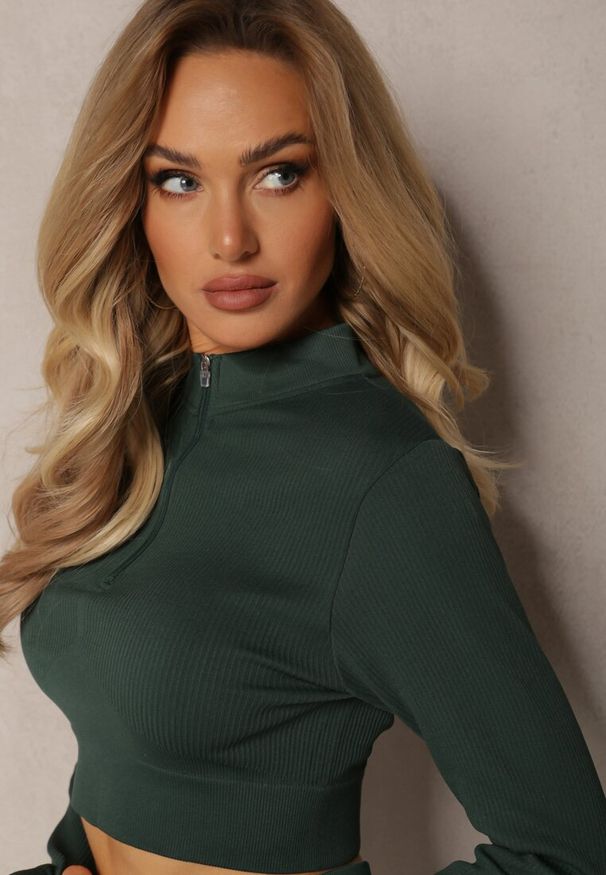 Renee - Ciemnozielona Elastyczna Bluzka na Suwak z Wycięciem przy Ściągaczu Denalla. Okazja: na co dzień. Kolor: zielony. Styl: casual
