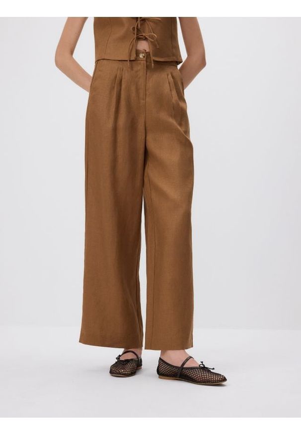 Reserved - Lniane spodnie z zakładkami - brązowy. Kolor: brązowy. Materiał: len