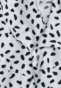 Born2be - Biała Kopertowa Sukienka w Kropki z Falbankami Kaikiran. Typ kołnierza: kołnierz z falbankami. Kolor: biały. Wzór: kropki. Typ sukienki: kopertowe #4