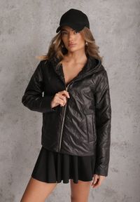 Renee - Czarna Pikowana Kurtka z Nieodpinanym Kapturem z Ozdobną Naszywką Chloreris. Okazja: na co dzień. Kolor: czarny. Materiał: poliester, jeans. Wzór: aplikacja. Sezon: wiosna. Styl: casual #5