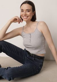 Born2be - Szary Top na Ramiączkach z Prążkowanej Tkaniny z Bawełny z Guzikami Bermisa. Okazja: na co dzień. Kolor: szary. Materiał: bawełna, tkanina, prążkowany. Długość rękawa: na ramiączkach. Styl: elegancki, casual #1