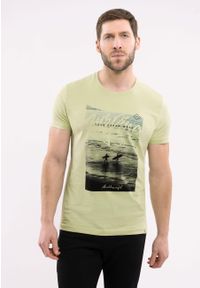 Volcano - T-shirt z printem T-DREAM. Kolor: zielony. Materiał: materiał, bawełna, skóra. Długość rękawa: krótki rękaw. Długość: krótkie. Wzór: nadruk. Sezon: lato. Styl: klasyczny #1