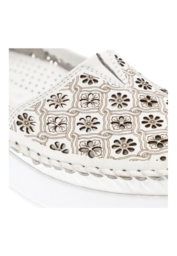 Białe Mokasyny Venezia Stylowe Ażurowe Obuwie Damskie. Kolor: biały. Materiał: skóra. Wzór: ażurowy. Sezon: lato. Styl: elegancki