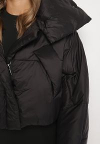 Born2be - Czarna Pikowana Kurtka o Nietoperzowym Kroju z Szerokim Kołnierzem Neandria. Okazja: na co dzień, do pracy. Kolor: czarny. Materiał: jeans. Długość: krótkie. Styl: casual, elegancki #5