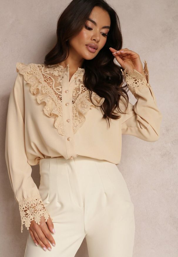Renee - Beżowa Koszula z Koronką Hassei. Kolor: beżowy. Materiał: koronka. Długość rękawa: długi rękaw. Długość: długie. Wzór: koronka