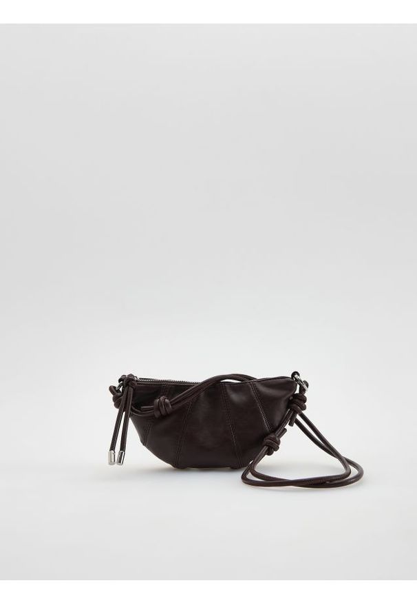 Reserved - Torebka na ramię - ciemnobrązowy. Kolor: brązowy. Materiał: skórzane. Rodzaj torebki: na ramię