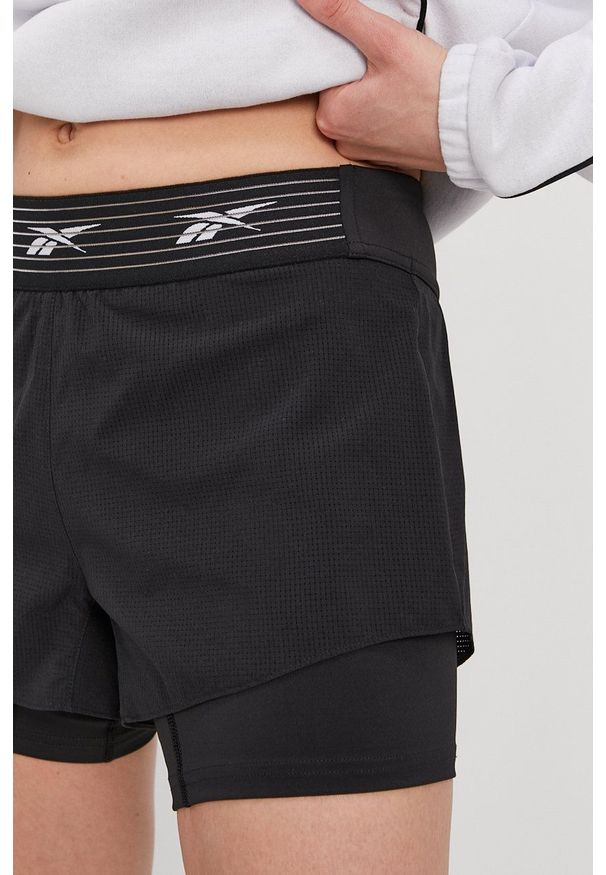 Reebok Szorty GL2571 damskie kolor czarny z nadrukiem medium waist. Okazja: na co dzień. Kolor: czarny. Materiał: skóra. Wzór: nadruk. Styl: casual