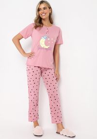 Born2be - Różowy Komplet Piżamowy Koszulka z Krótkim Rękawem i Nadrukiem i Spodnie na Gumce Fagiro. Kolor: różowy. Długość: krótkie. Wzór: nadruk