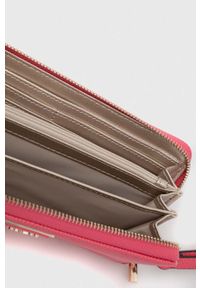 Guess portfel damski kolor różowy. Kolor: różowy. Materiał: materiał. Wzór: gładki #5