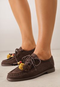 Renee - Ciemnobrązowe Mokasyny VICES ze Skórzaną Wkładką i Pomponami Loraerin. Nosek buta: okrągły. Kolor: brązowy. Materiał: skóra. Wzór: aplikacja. Obcas: na obcasie. Wysokość obcasa: niski #2