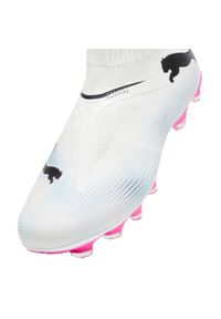 Buty piłkarskie Puma Future 7 Match+ Ll FG/AG M 107711 01 białe. Kolor: biały. Materiał: dzianina, syntetyk. Szerokość cholewki: normalna. Sport: piłka nożna