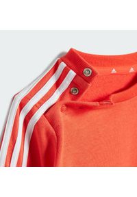 Adidas - Zestaw Essentials 3-Stripes Jogger Kids. Kolor: wielokolorowy, czerwony, biały. Materiał: materiał, dresówka