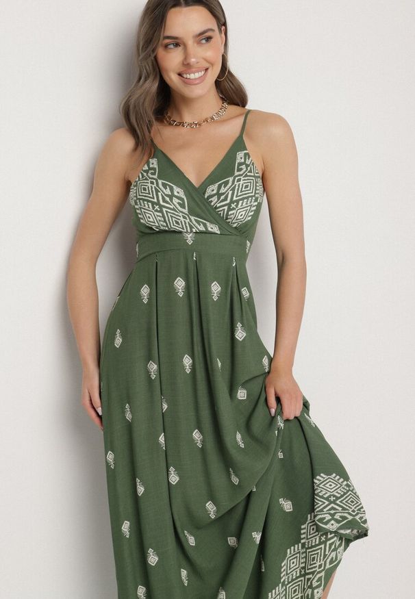 Born2be - Zielona Bawełniana Sukienka Rozkloszowana z Kopertowym Dekoltem i Wiązaniem Revevra. Okazja: na co dzień, na randkę. Typ kołnierza: dekolt kopertowy. Kolor: zielony. Materiał: bawełna. Długość rękawa: na ramiączkach. Typ sukienki: kopertowe. Styl: casual