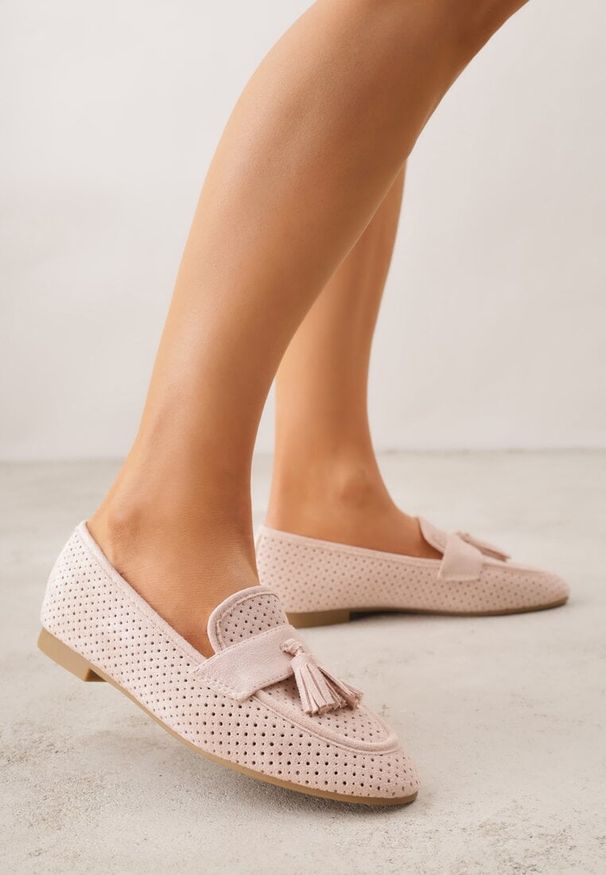 Renee - Różowe Perforowane Mokasyny z Imitacji Zamszu Zdobione Frędzlami Vaeliane. Okazja: na co dzień. Kolor: różowy. Materiał: zamsz. Wzór: aplikacja. Styl: casual, elegancki