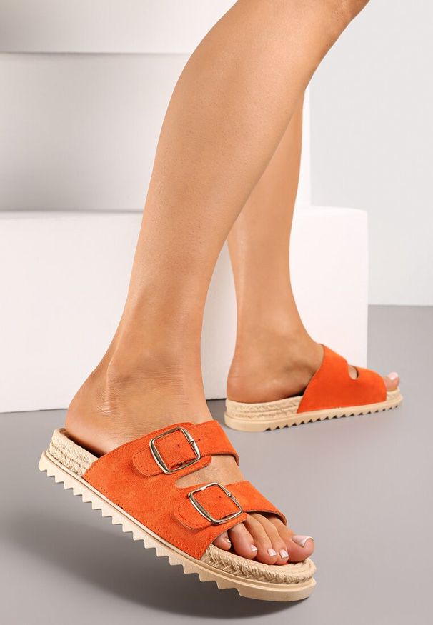 Renee - Pomarańczowe Wsuwane Klapki z Ozdobnymi Klamrami na Paskach Iabeaus. Okazja: na spacer, na plażę. Kolor: pomarańczowy. Sezon: lato