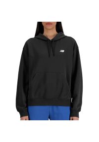 Bluza New Balance WT41507BK - czarna. Okazja: na co dzień. Kolor: czarny. Materiał: bawełna, poliester, prążkowany, dresówka. Wzór: napisy. Styl: klasyczny, casual