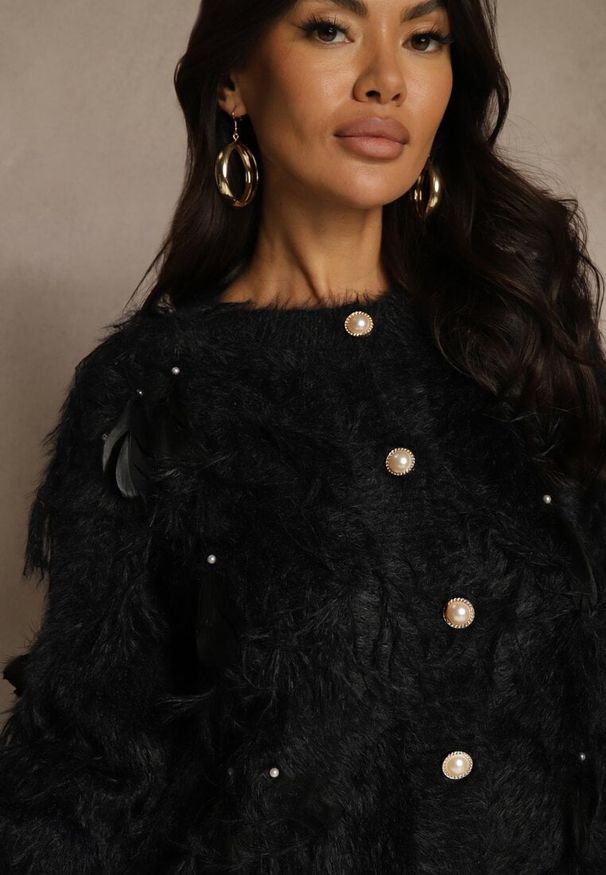Renee - Czarny Kardigan w Eleganckim Stylu z Imitacją Piór i Perłowymi Guzikami Nessea. Kolor: czarny. Materiał: satyna, jeans. Styl: elegancki