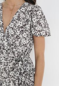 Born2be - Czarno-Biała Sukienka Mini z Kopertowym Dekoltem i Wiązanym Paskiem Airin. Kolor: czarny. Materiał: materiał. Sezon: lato. Typ sukienki: kopertowe. Długość: mini #4