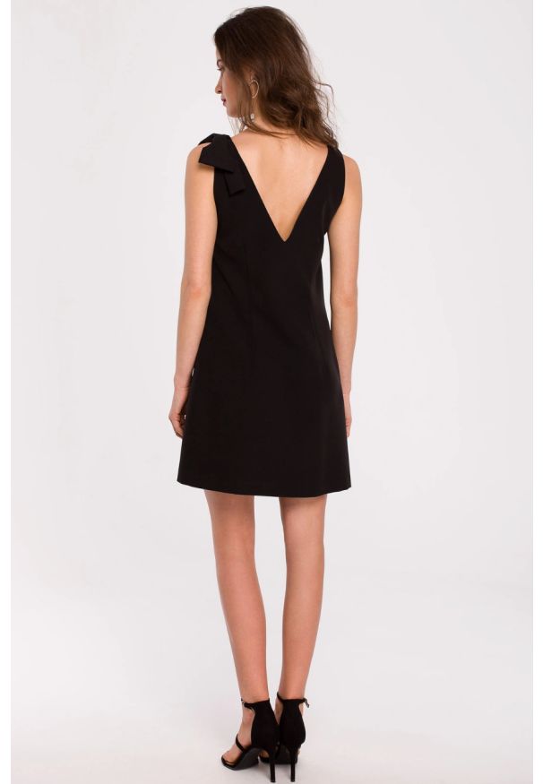 Makover - Sukienka trapezowa mini dekolt V i szerokie ramiączka czarna. Okazja: na randkę, na ślub cywilny, na wesele. Kolor: czarny. Długość rękawa: na ramiączkach. Typ sukienki: trapezowe. Styl: wizytowy. Długość: mini